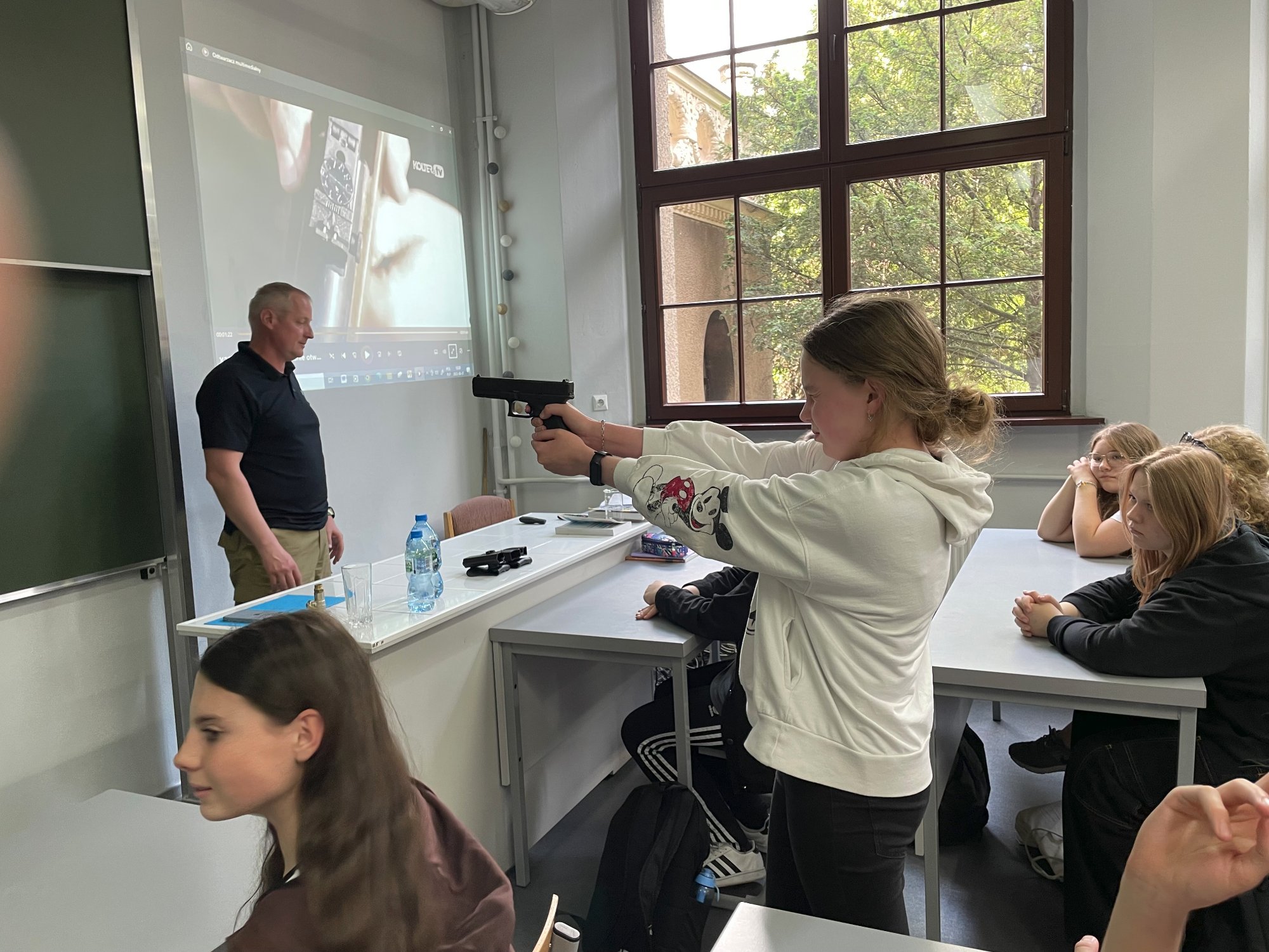 Zajęcia strzeleckie na lekcji edukacji dla bezpieczeństwa - LO1 Oleśnica